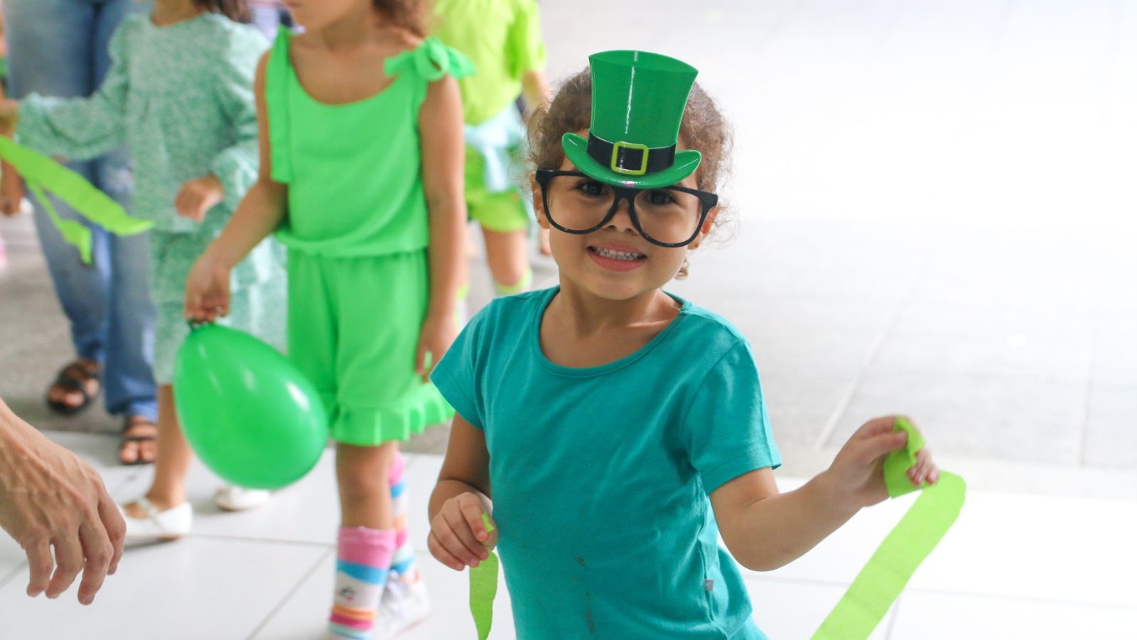 Babies de verde na celebração do Saint Patrick’s Day do CEV Colégio