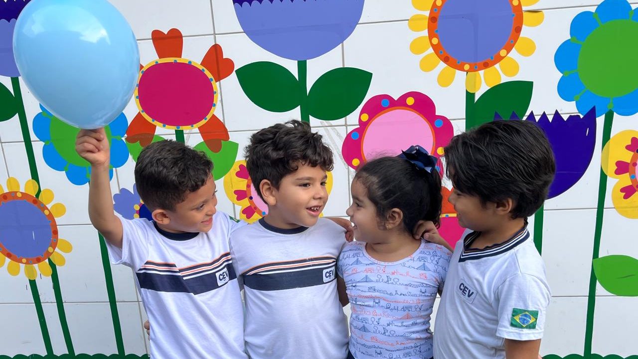 Crianças marcham pelo Dia Mundial de Conscientização Sobre o Autismo