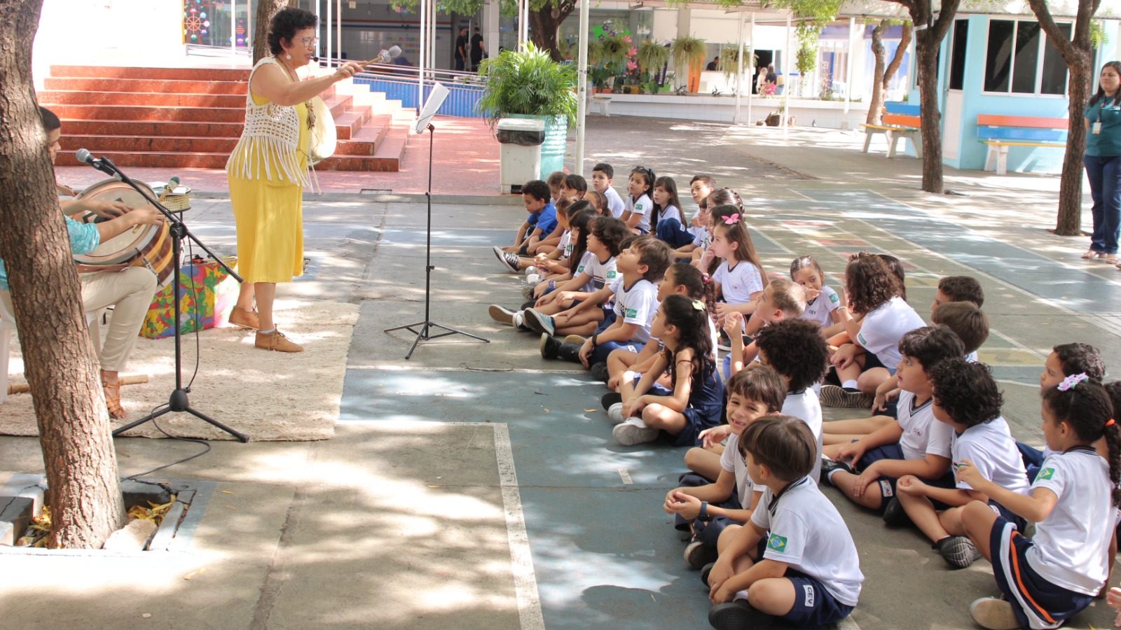 CEV Colégio traz autora piauiense para contação de histórias pelo Dia Nacional do Livro Infantil