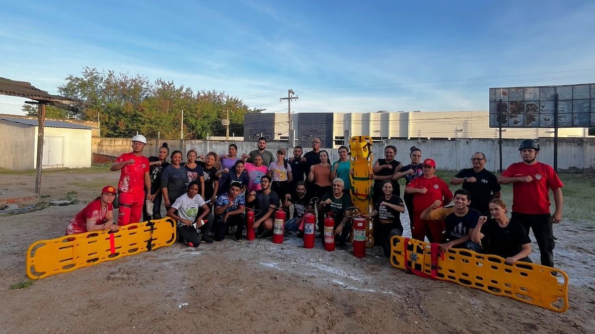 Colaboradores do CEV Colégio recebem treinamento para Brigada de Emergência com Bombeiros Civis