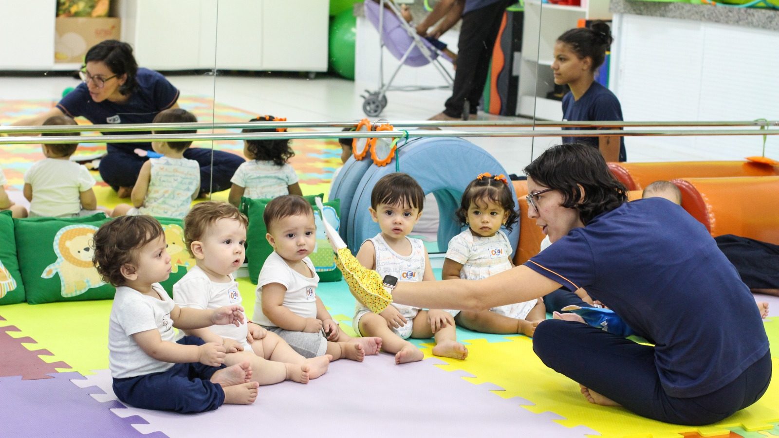 Cuidado integral: conheça as profissionais que dão suporte às crianças em sala de aula