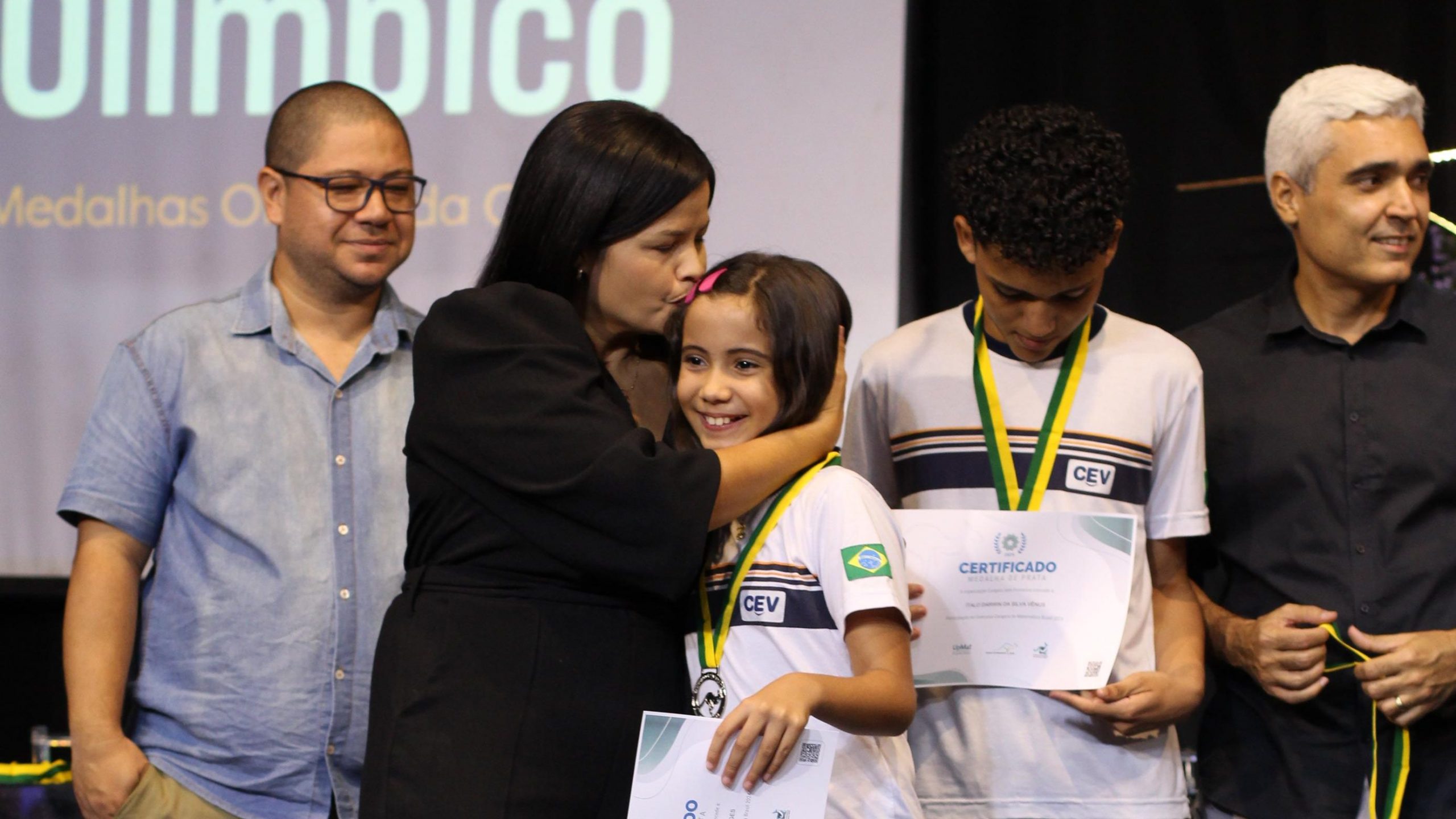 Alunos do CEV Colégio recebem 204 medalhas conquistadas na Olimpíada Canguru de Matemática