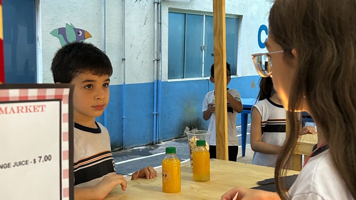 Language Fair mostra aprendizado do inglês em uma divertida feira com as crianças