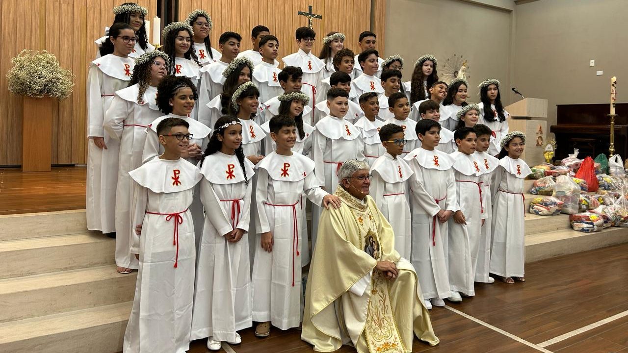 Primeira Eucaristia: alunos do CEV Colégio vivenciam uma noite de fé e comunhão