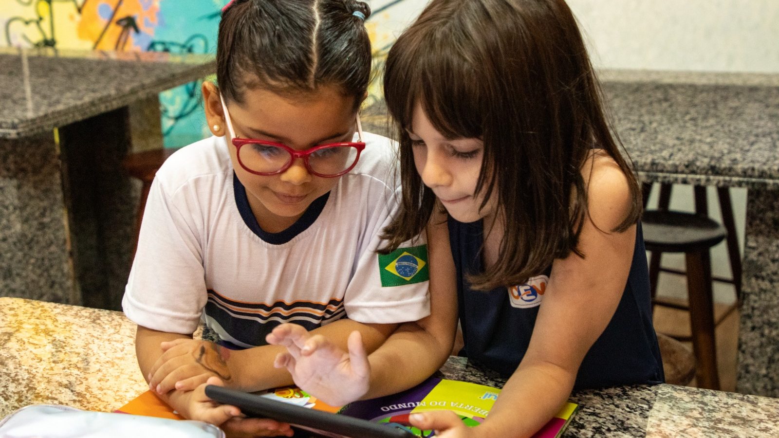 Uso do celular na sala de aula: saiba o que muda no CEV Colégio com as novas regras 