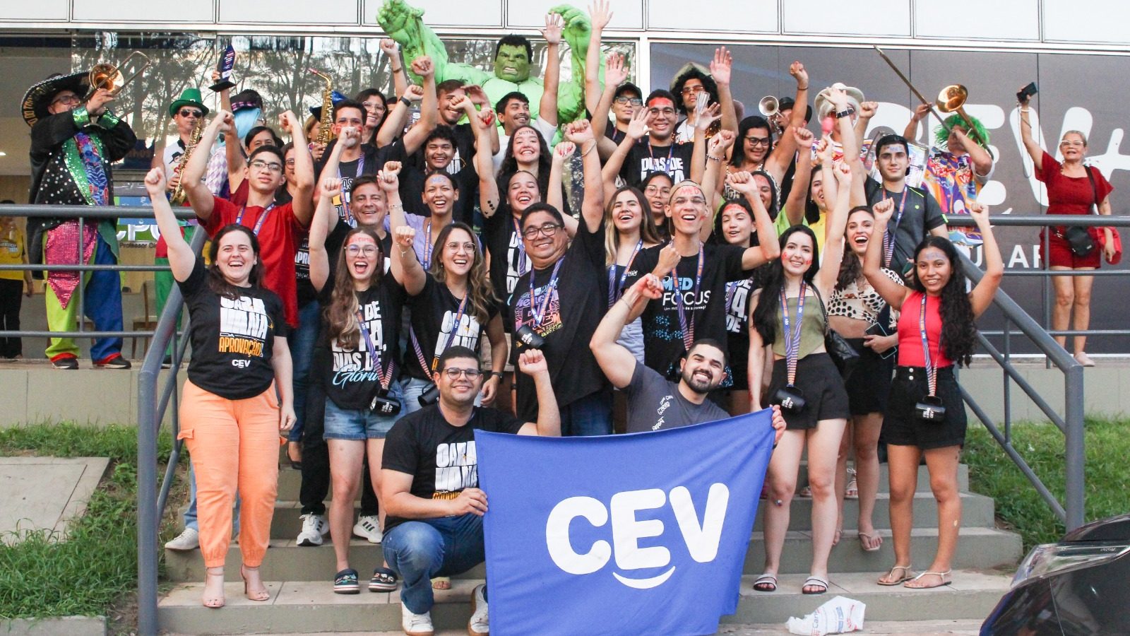 Aprovados no vestibular comemoram resultado em festa do CEV com ônibus animado