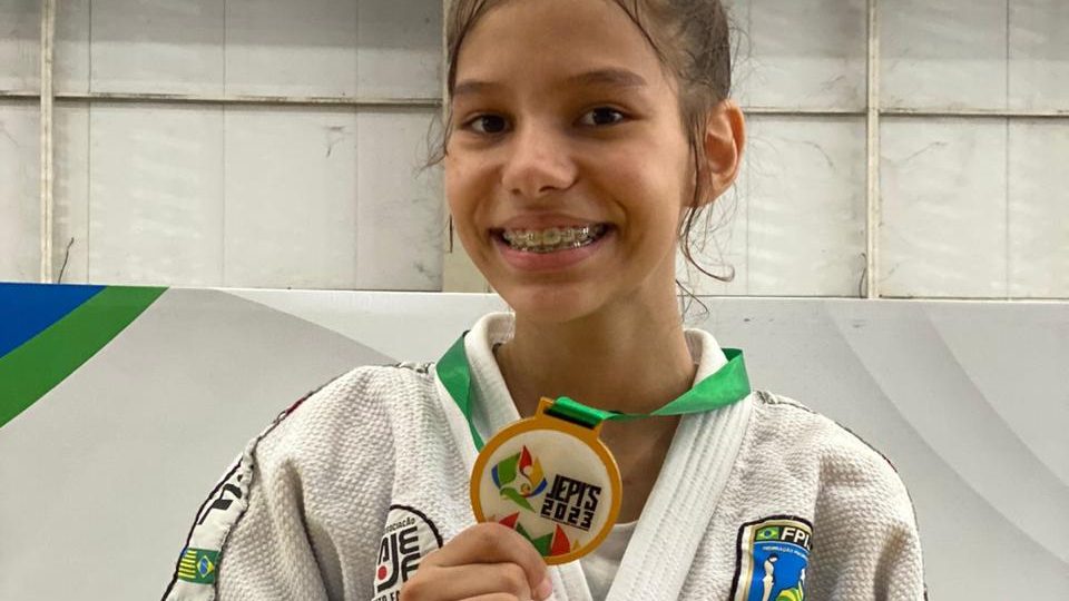 Tetracampeã estadual de judô começou a praticar o esporte na escola