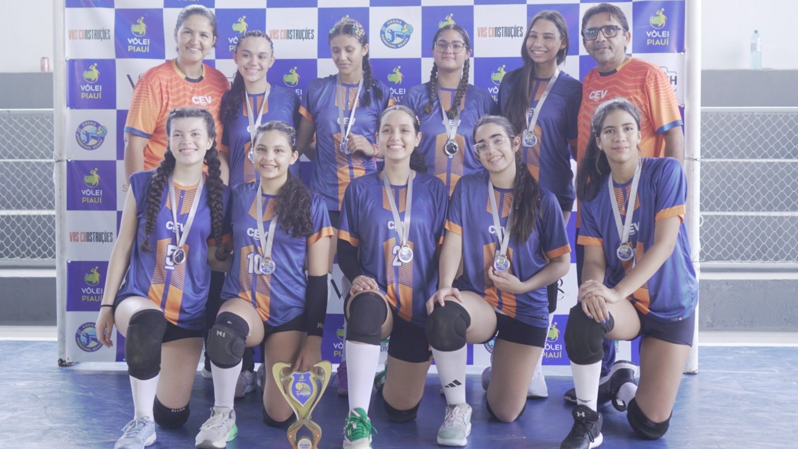 Equipes CEV avançam em torneio de voleibol e atletas conquistam medalhas de prata