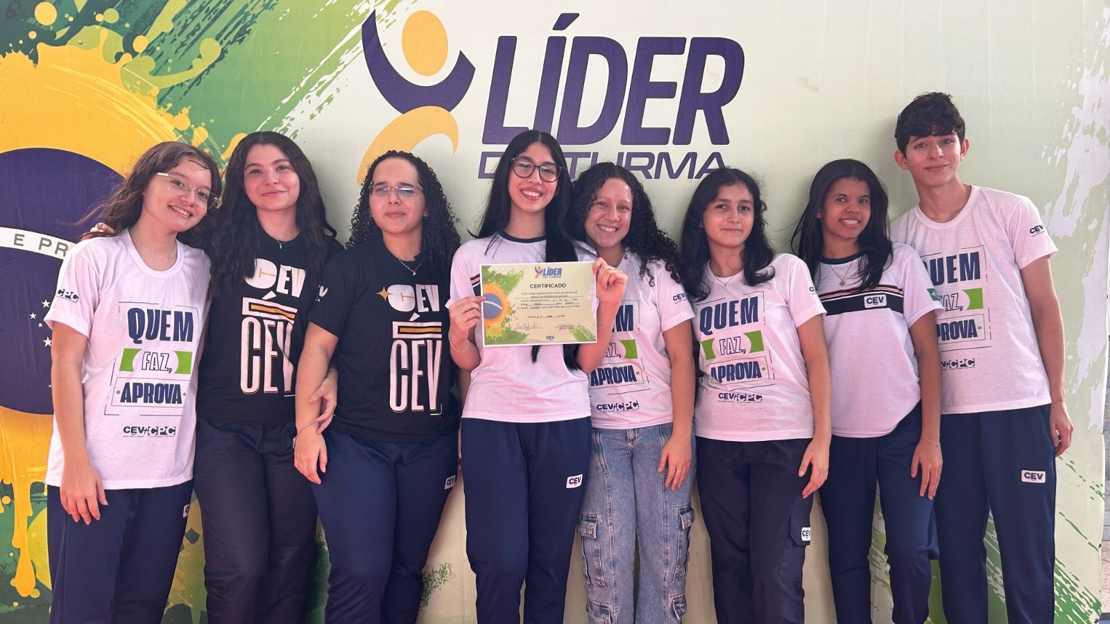Novos líderes de turma tomam posse após votação democrática 