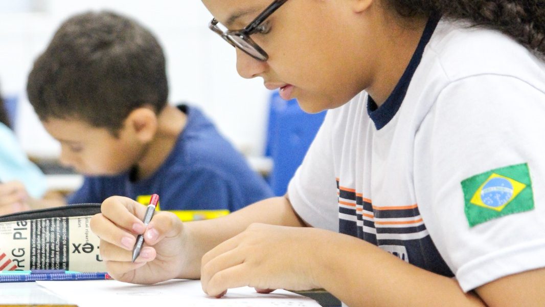 Alunos experimentam aula de desenho. CEV Artístico está com inscrições abertas!