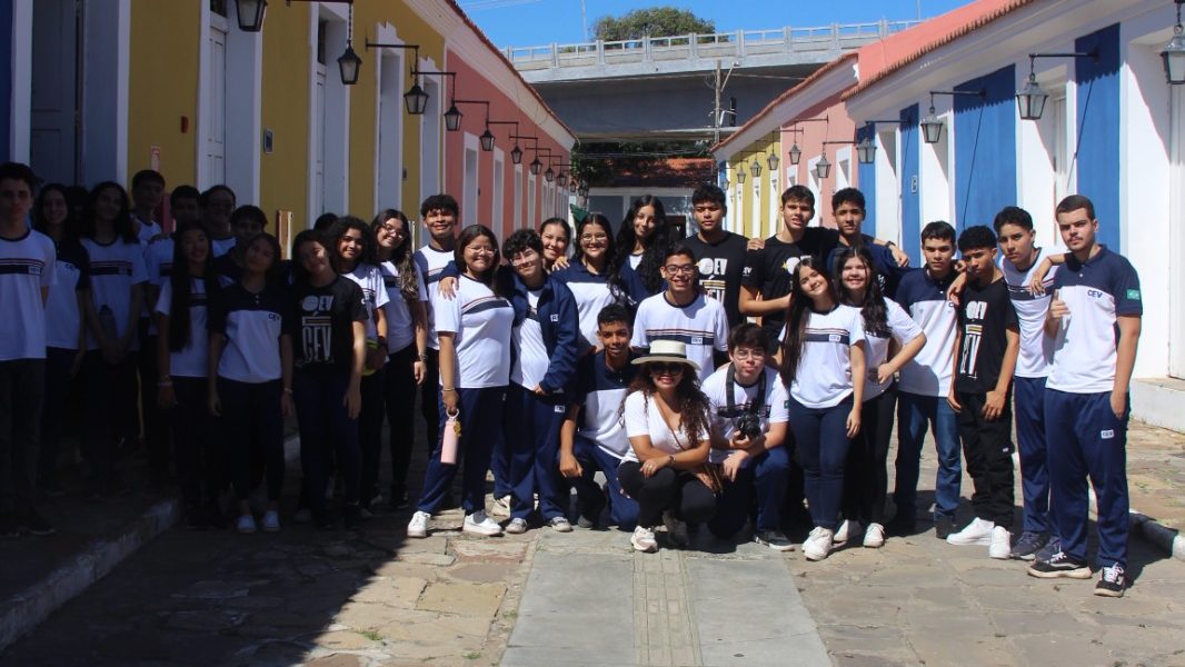 Aula passeio leva alunos do CEV Parnaíba a pontos históricos da cidade