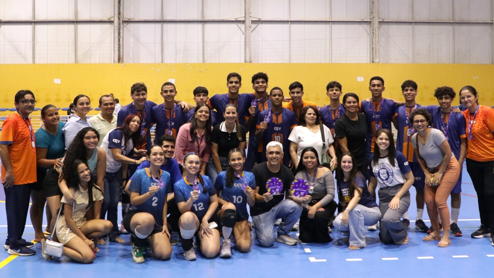 Deu CEV! Equipes masculina e feminina de voleibol levam ouro e prata em final de campeonato