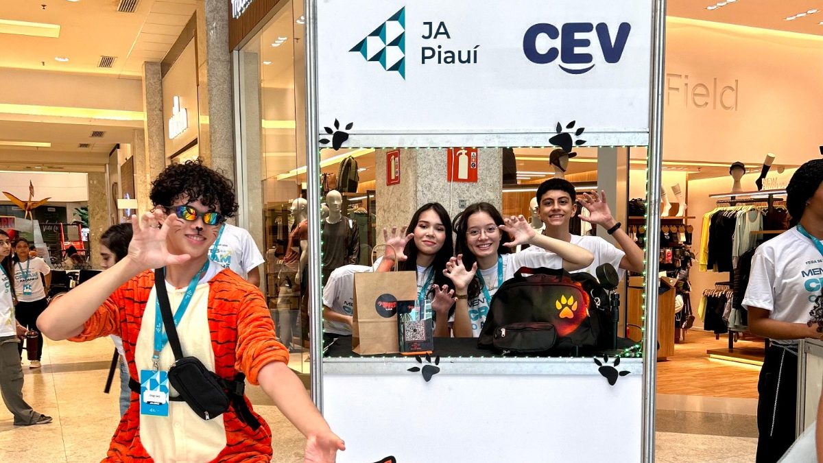Miniempresas criadas por alunos do CEV Colégio são premiadas em feira de empreendedorismo