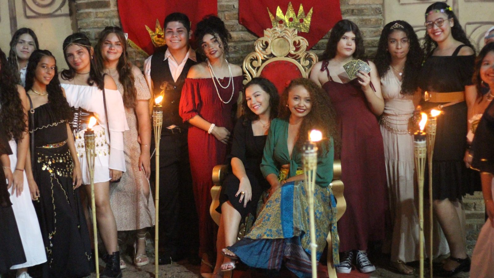 Alunos do CEV Colégio Parnaíba aprendem História na prática com um jantar medieval