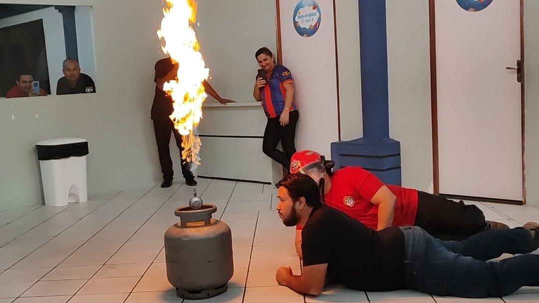 Equipe do CEV Colégio Parnaíba participa de treinamentos para uso de EPI e Brigada de Emergência