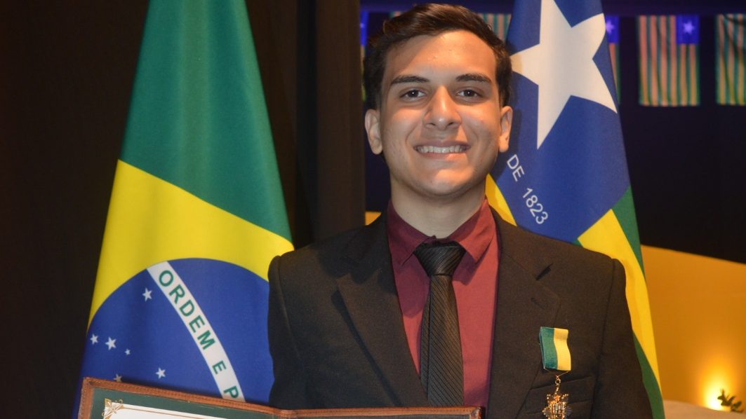 Atleta de karatê do CEV Colégio recebe honraria estadual por exemplo no esporte