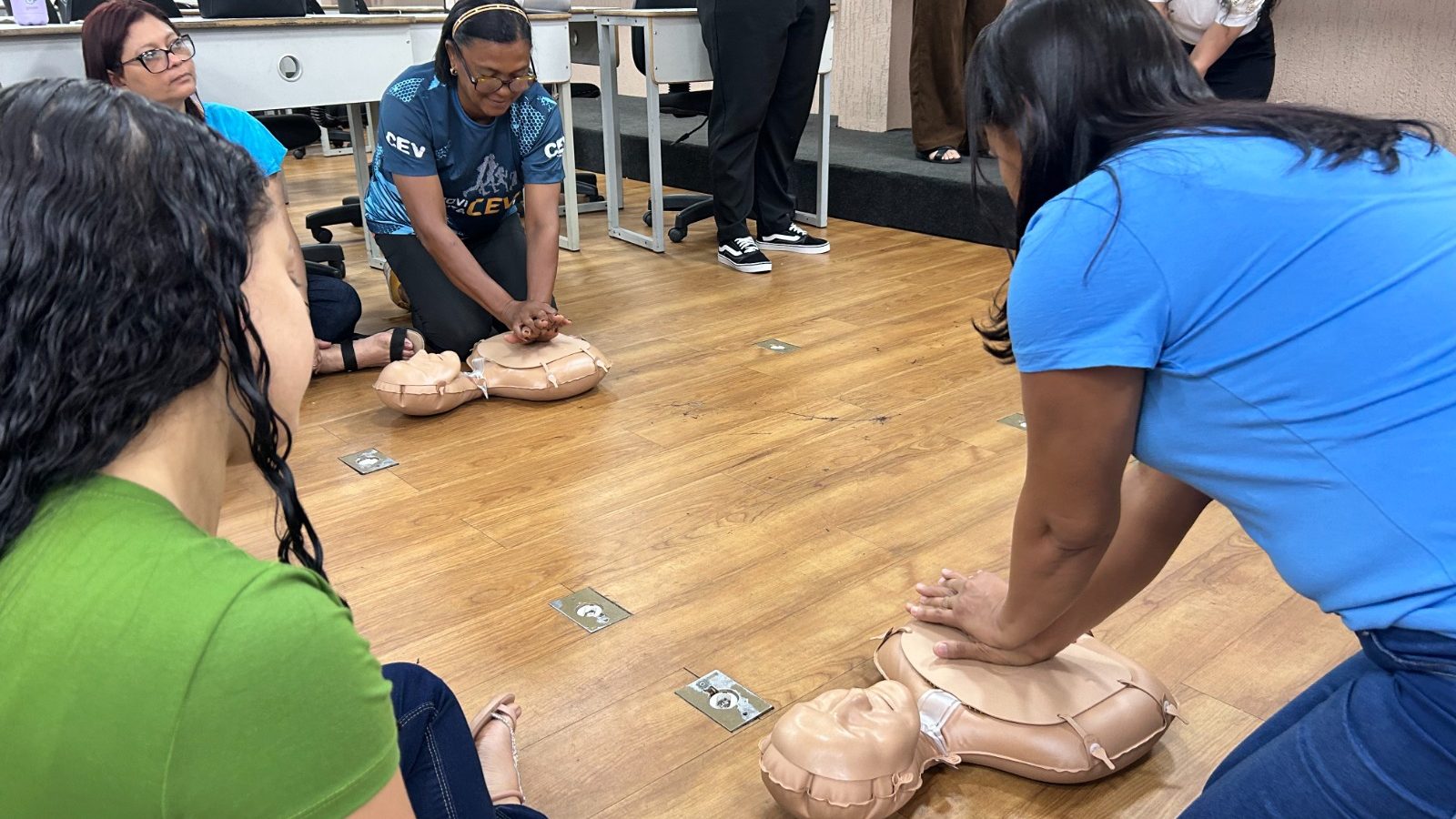 Etapa prática de capacitação em primeiros socorros prepara equipe escolar para situações de emergência