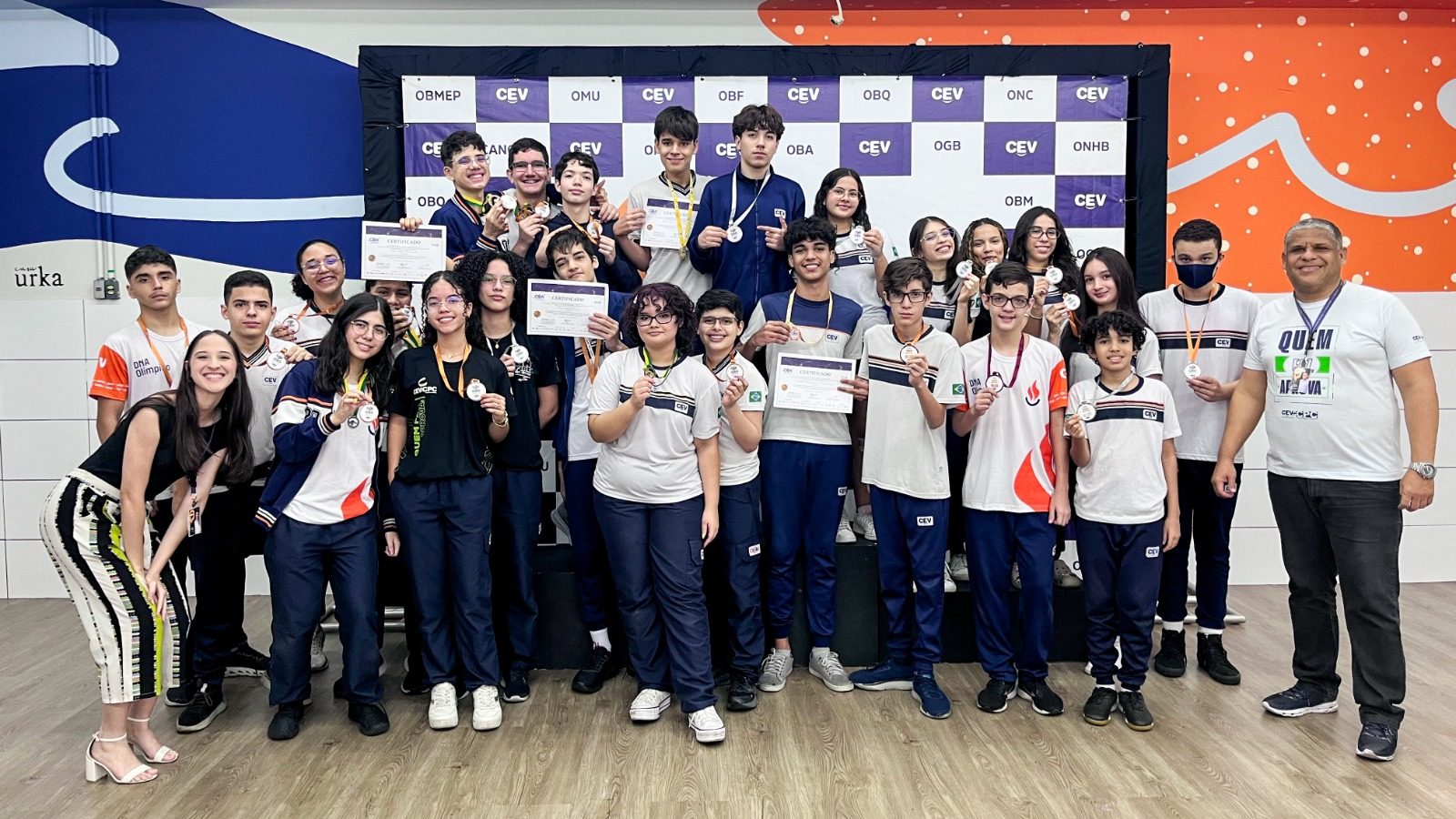 Alunos do CEV Colégio recebem medalhas por destaque em competições de conhecimento