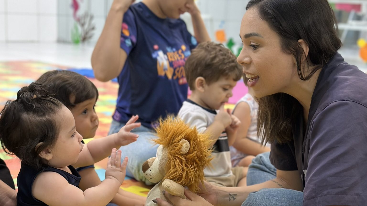 Ensino bilíngue é parte da rotina de desenvolvimento das crianças no CEV