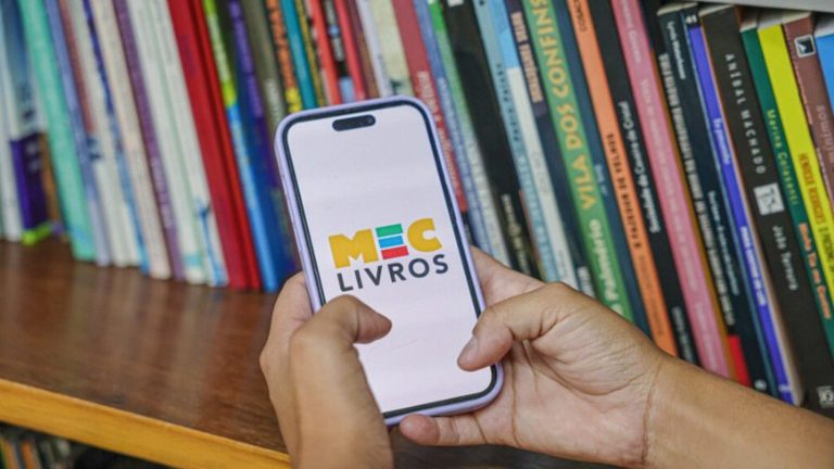MEC lança biblioteca digital gratuita com cerca de 8 mil títulos