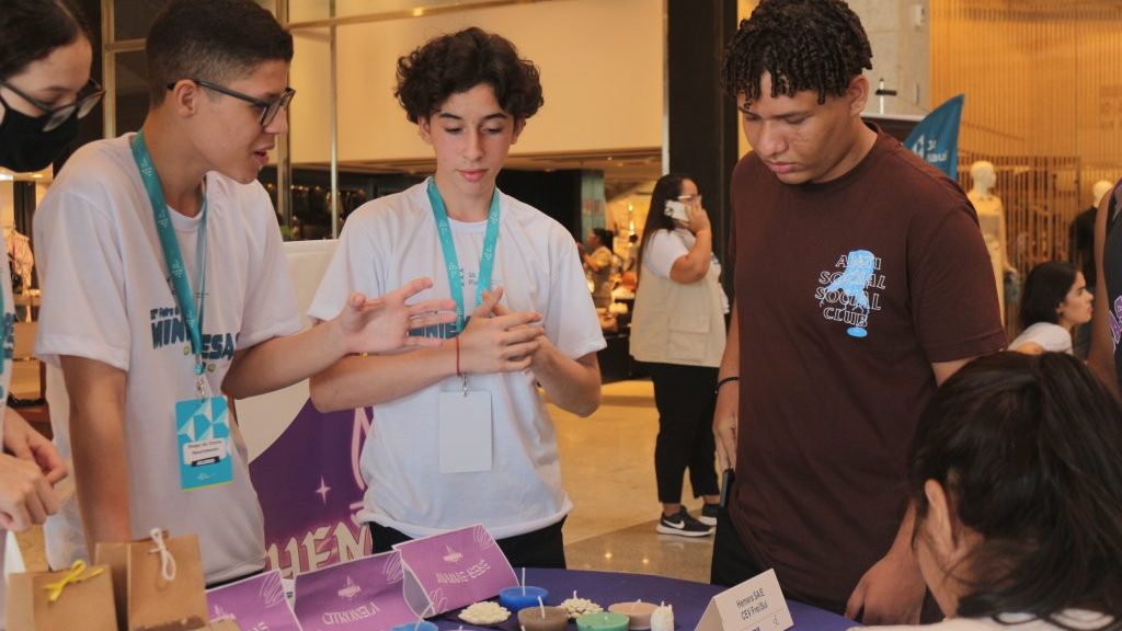 Alunos do Ensino Médio montam miniempresas para exercitar habilidades empreendedoras