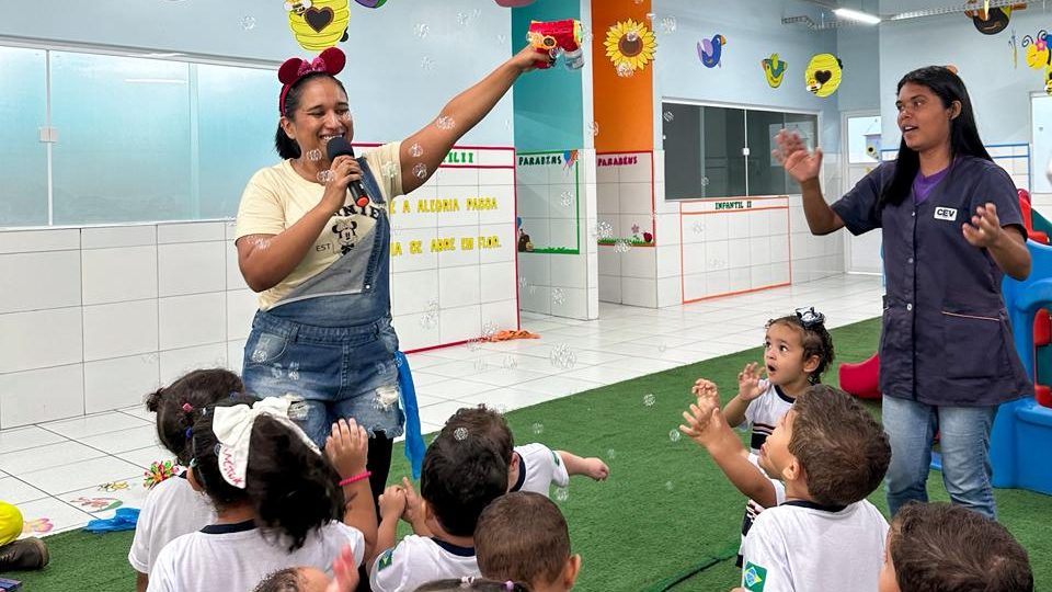 Ensinar e aprender com afeto: saiba qual é a importância da relação entre professoras e alunos no Baby