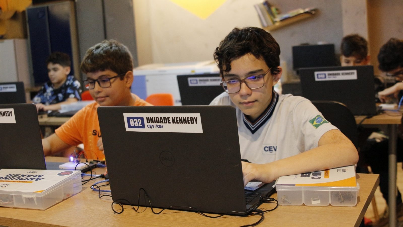 Como educar, proteger e construir relações de confiança com crianças e adolescentes em um mundo cada vez mais digital?