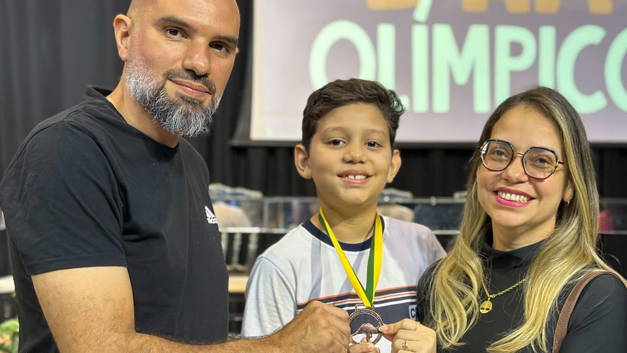 Solenidade de premiação destaca alunos medalhistas em olimpíadas de Matemática 